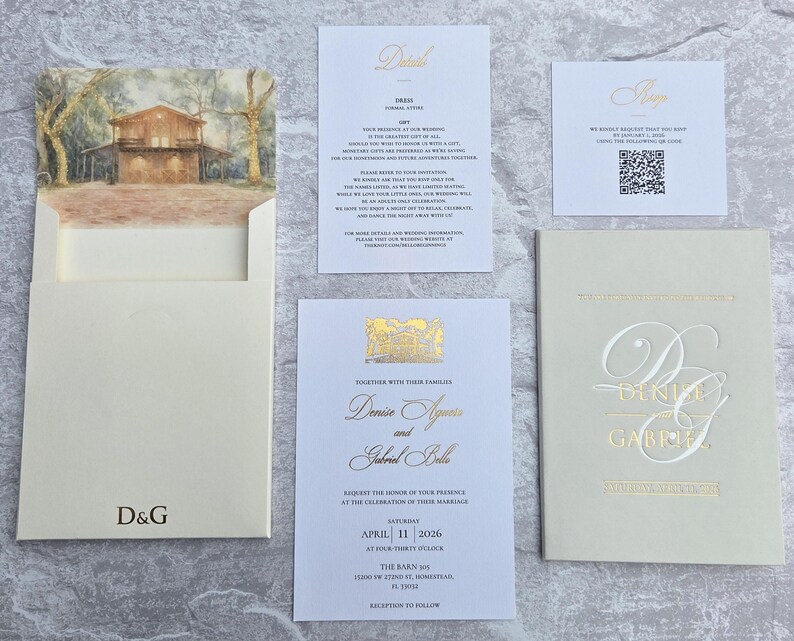 K&ouml;nnte beinhalten: Eine Sammlung von Hochzeitspapeterie, darunter eine Einladung mit einer Hausillustration, eine Detailkarte, eine RSVP-Karte mit QR-Code und ein Booklet mit den Initialen des Paares in Goldfolie.
