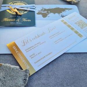 Carte d'embarquement et invitation passeport vert émeraude, invitation perle avec QR code RSVP pour un mariage à destination.
