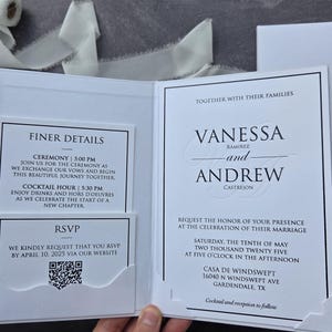 Invito di nozze di lusso rigido bianco e nero con tasca, RSVP e cartoncino con dettagli, carta bianca con stampa in lamina nera e rilievo