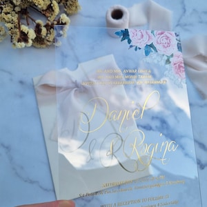 Invito di matrimonio in acrilico personalizzato con stampa di fiori colorati, con busta avorio e nastro in chiffon.