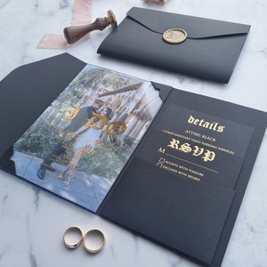 Acryl Hochzeitseinladung mit Foto und schwarzem Pocket-Umschlag. Anpassbare Acrylkarte, RSVP-Karte mit QR-Code.