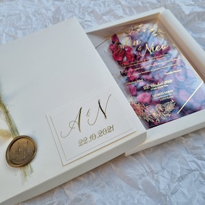 Bezaubernde Hochzeitseinladung mit anpassbarer Box, Goldfolie Acryleinladungen mit Ivory Box, Dekoration mit trockenen roten Rosen und goldenem Wachssiegel