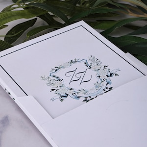 Convite de casamento de capa dura Lux, envelope de papel branco com impressão em folha de ouro com padrão de ramo de oliveira, área especial com bolsos para cartões RSVP