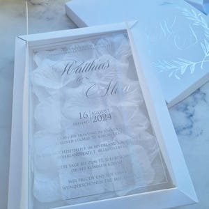Invito di nozze con scatola bianca personalizzabile, inviti in acrilico con stampa nera e invito in chiffon a bordo grezzo