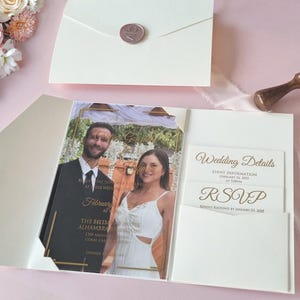 Acryl-Hochzeitseinladung mit Foto, marineblauem Umschlag, roségoldenem Druck auf Acryl, RSVP und Detailkarte