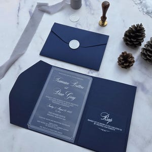 Marineblaues Hochzeitseinladung-Set mit weißem Glitzer, RSVP-Karte mit Siegel, anpassbarer dreifach gefalteter Umschlag mit Tasche.