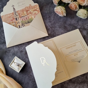 Invitación de boda plegable, invitación en marfil, sobre con dibujo del lugar, tarjeta de RSVP y detalles.