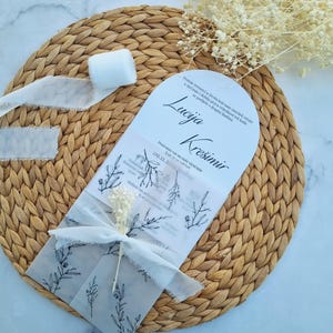 Invitation de mariage personnalisée, papier blanc avec impression noire, papier calque imprimé avec ruban en chiffon blanc et fleurs.