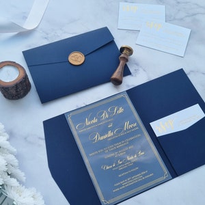 Sobre azul marino oscuro con bolsillo, invitación de boda con impresión de purpurina dorada, tarjeta de RSVP con sello, sobre personalizable