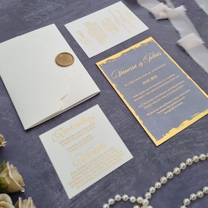 Invitation mariage Trifold ivoire luxe. Invitation acrylique personnalisée dorée, carte RSVP avec QR code et carte détails.