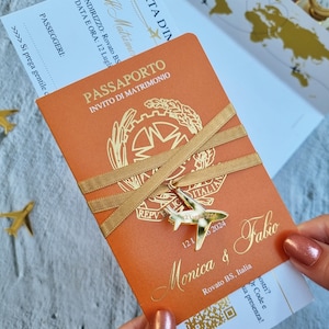 Salbeigrünes Hochzeitspass, Perlenhochzeitseinladung, Boarding Pass Einladung mit RSVP QR-Code, Zielhochzeit.