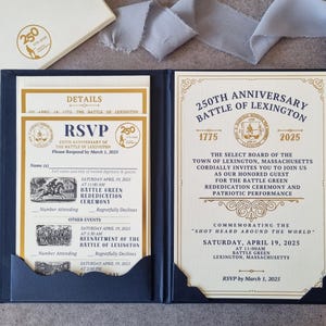 Luxe marineblauwe hardcover uitnodiging met RSVP-pocket en detailkaart, ivoor papier met gouden folie en kleurrijke afdrukken.