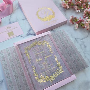 Invitación Love Shack Fancy Coquette elegante, caja rosa con impresión floral y tarjeta RSVP para una Quinceañera o boda