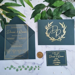 Persoonlijke donkergroene trouwuitnodiging, acryl met gouden bedrukking, groene RSVP-kaart en gepersonaliseerde envelop