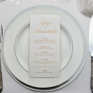 Luxe goudfolie trouwmenu met initiaal in reliëf, elegant dik karton Receptiedinermenu, luxe menukaarten