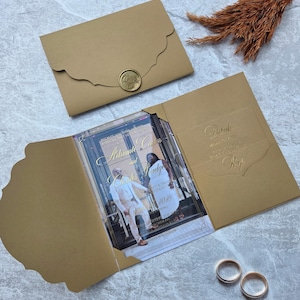 Invitación boda acrílica con foto y sello | Sobre tríptico beige con bolsillo, RSVP y tarjeta de detalles