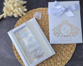 Luxe parelwitte trouwkaart in doos | Persoonlijke acrylkaart met gouden folie en witte bloemblaadjes
