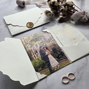 Faire-part de mariage en acrylique avec enveloppe ivoire, invitation triptyque avec RSVP et carte de détails, personnalisable.
