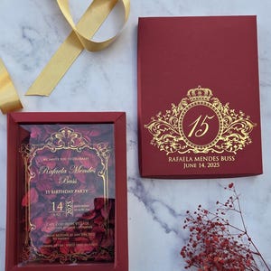Invitación personalizada 15 años | Quinceañera acrílica con pétalos | Sweet 16 en caja burdeos