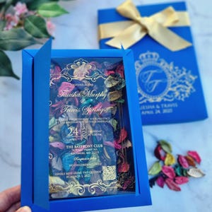 Invito di nozze scatola blu reale personalizzata, petali misti, inviti in acrilico con foglia d'oro, decorazione con corona e nastro dorato.