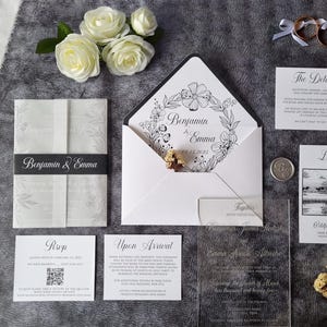 Invitation de mariage acrylique personnalisée blanche, noire et argentée avec RSVP, illustration du lieu de mariage et cartes de détails.