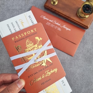Invitation de mariage passeport luxueuse, couvertures colorées, avion en acrylique, carte d'embarquement dorée et thème voyage.