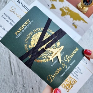 Salbeigrünes Hochzeitspass, Perlenhochzeitseinladung, Boarding Pass Einladung mit RSVP QR-Code, Zielhochzeit.
