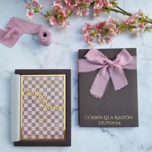 Invitation Sweet 16 personnalisée, invitation Quinceañera en plexiglas doré avec boîte brune et ruban en chiffon, nom en acrylique miroir.