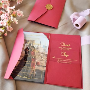 Ensemble bordeaux de mariage avec photo, carte en acrylique personnalisable, carte RSVP avec QR code et sceau en cire dorée.