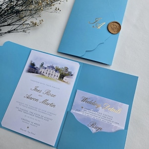 Convite de casamento triplo azul claro de luxo. Convite de papel personalizado, cartão RSVP de bolso com código QR e cartão de detalhes