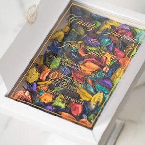 Invito in Acrylic Scatola Bianca: Inviti di Nozze in Acrylic Dorato con Petali Colorati Misti & Nastro Avorio - Cartoleria di Lusso Elegante