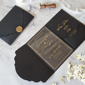 Invito di nozze con busta nera trifold, invito in acrilico personalizzato, RSVP con QR code e scheda dettagli.