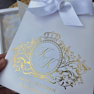 Invitation de mariage luxe blanc nacré | Acrylique doré personnalisée avec pétales blancs