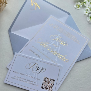 Enveloppe bleu clair, papier blanc, impression en relief. Invitation de mariage personnalisable, événement luxueux.