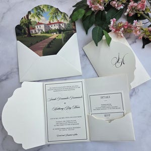 Ensemble d’invitation mariage luxe tri-volet, ivoire, illustration lieu, enveloppe, RSVP avec QR code.