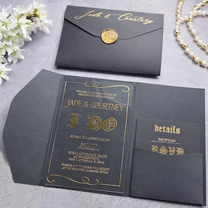 Busta nera con tasca, invito in acrilico con glitter dorati, carta RSVP con codice QR e dettagli, busta stampabile personalizzabile.