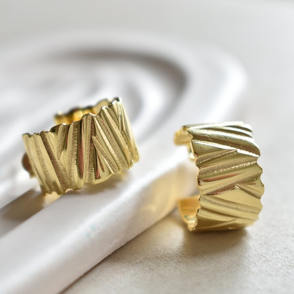 Ribbed small gold hoop earrings 14k gold thick hoop earrings striped wide hoop earrings textured ridged everyday hoops perfect earrings gift