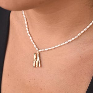 Collar de perlas con inicial personalizada - Collar con colgante inicial chapado en oro - Collar de perlas con inicial personalizada - Regalo para tu mejor amiga