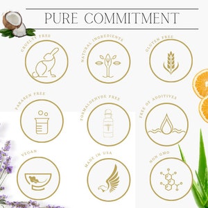 Op de afbeelding: Afbeelding met de tekst "PURE COMMITMENT" bovenaan. Het bevat verschillende goudkleurige cirkelvormige pictogrammen met tekst, waaronder "CRUELTY FREE", "NATURAL INGREDIENTS", "GLUTEN FREE", "PARABEN FREE", "FORMALDEHYDE FREE", "FREE OF ADDITIVES", "VEGAN", "MADE IN USA" en "NON GMO".