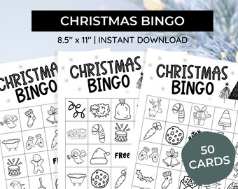 Op de afbeelding: Zwart-witte printbare kerstbingo-kaarten met afbeeldingen van kerstthema's zoals een sok, een snoepstok, een cadeau, een rendier, een peperkoekman, een trommel, een krans, een ster, een bel, een want, een wortel, een koekje en een kribbe. De tekst "Christmas Bingo" staat bovenaan de kaarten. De tekst "50 kaarten" staat in een grijze cirkel onderaan de kaarten.