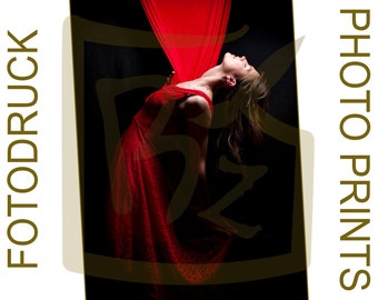 Kunstdurck auf Poster - "Die Frau im Tanz dem roten Tuch 02" - Different sizes - Gift idea