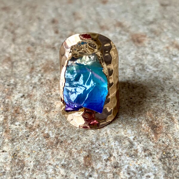 Anillo de puño de cuarzo arcoíris en bruto. Dorado, Ajustable.