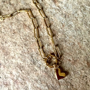 Collana impermeabile con clip a forma di cuore laterale. Oro, unico nel suo genere.