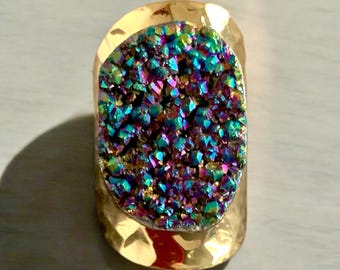 Anillo tipo brazalete con drusa natural de pavo real, dorado, ajustable.