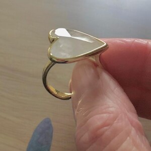 Puede incluir: Un anillo de oro con una piedra blanca en forma de coraz&oacute;n.