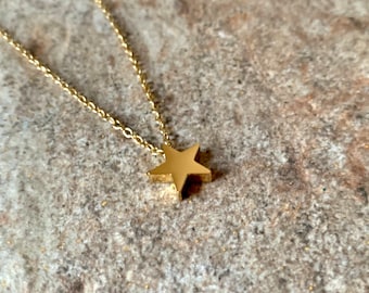 Minimalist Waterproof The Star Necklace. Gold.