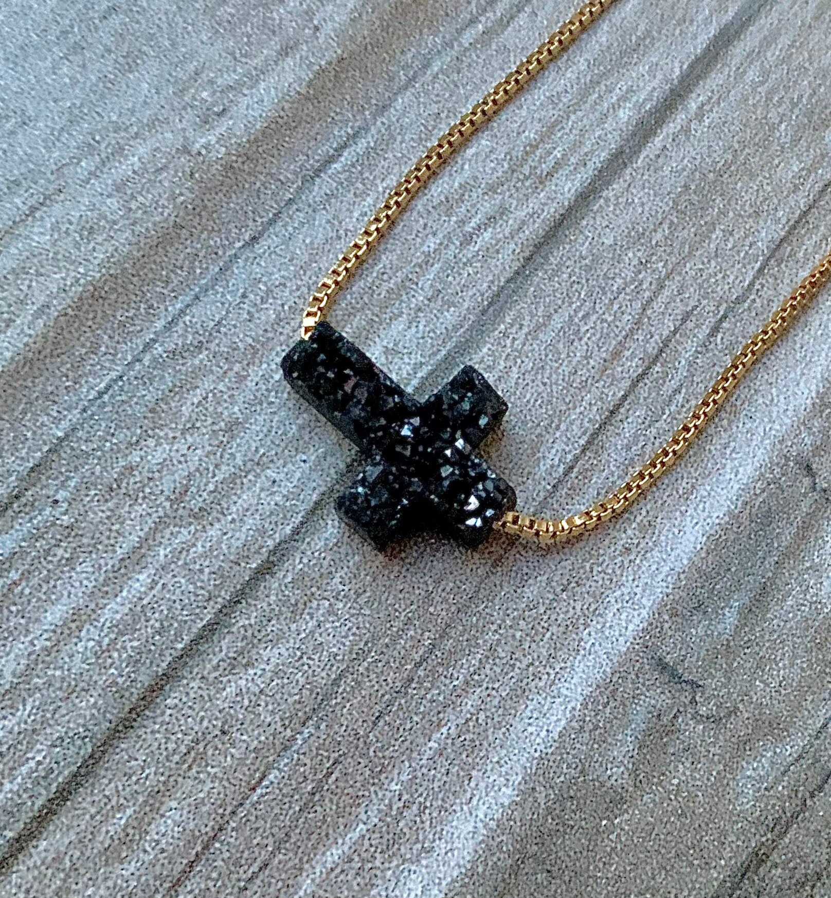 ミニマリストな小さなネックレス。ブラック ドゥルージー クロス