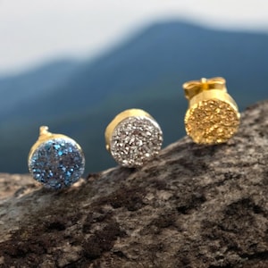 Carnaby naturliga Druzy örhängen. Guld, runda örhängen.