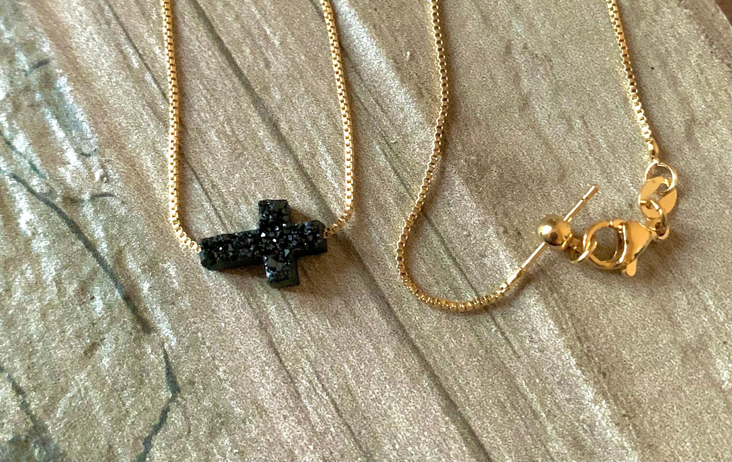 ミニマリストな小さなネックレス。ブラック ドゥルージー クロス