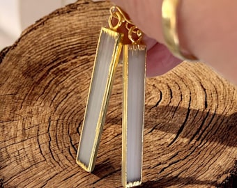 Pendientes de barra larga de selenita natural, dorado, blanco.